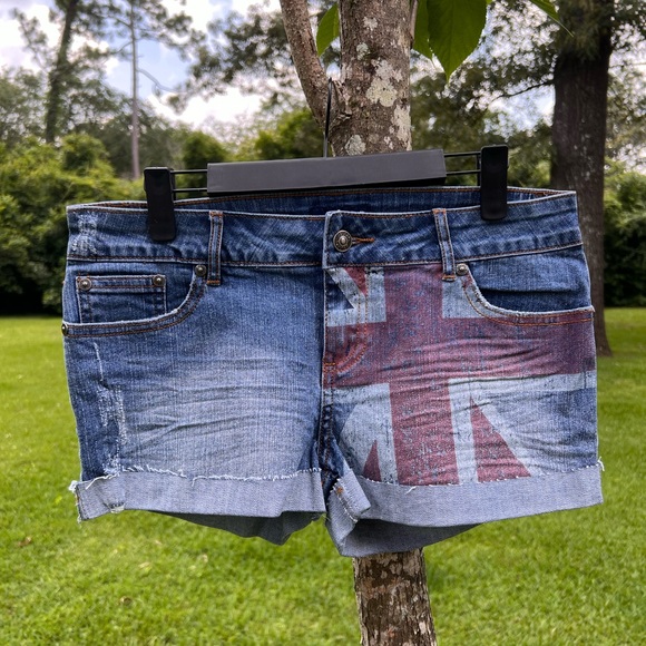 dELiA*s Union Jack (UK) Flag Denim Shorts, Size 4 - Picture 1 of 5